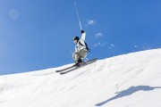 国际青少年极限单板滑雪赛：新手赛道考验技术，单板滑雪竞赛规则与裁判手册